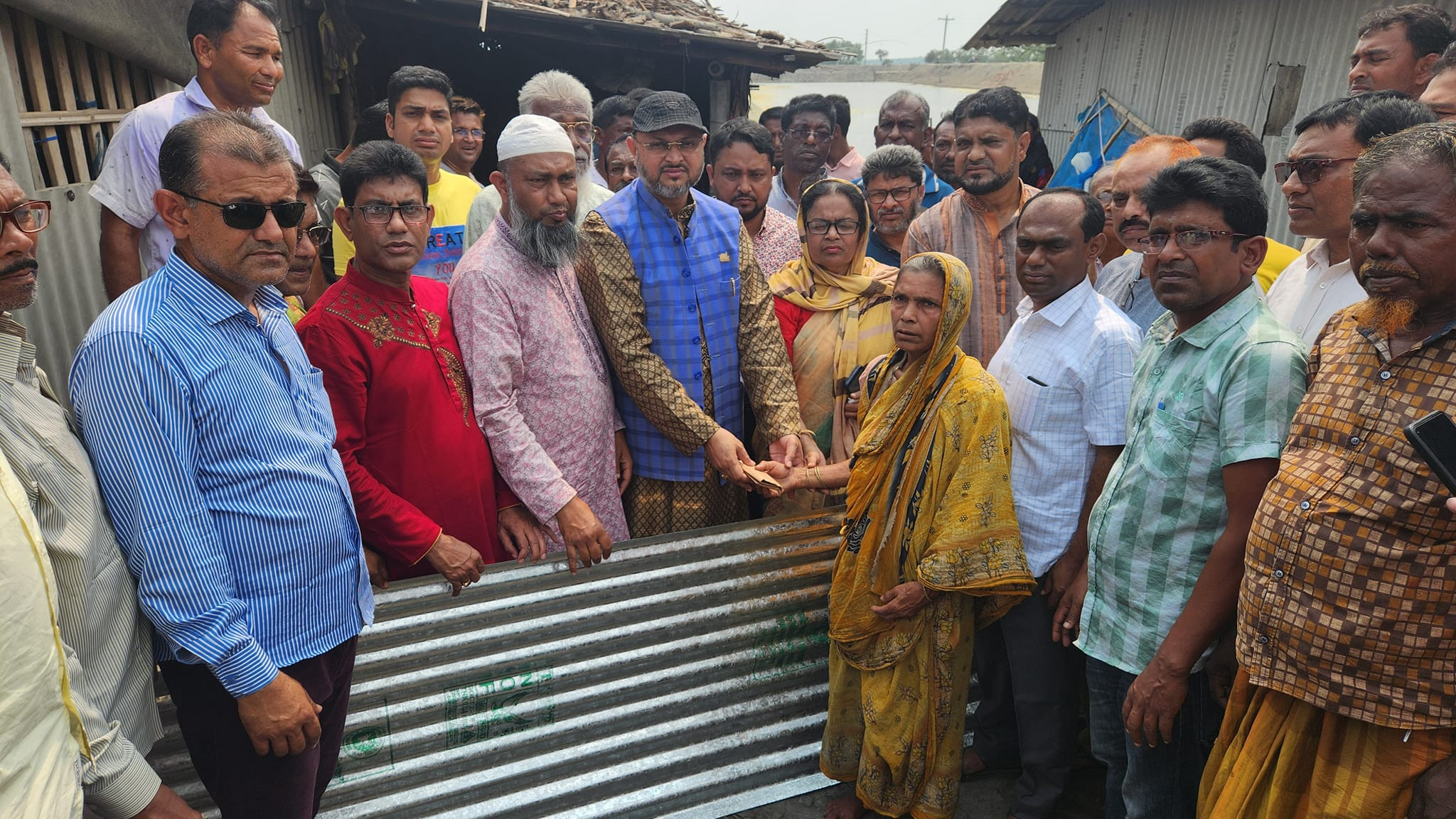 শ্যামনগরে বিভিন্ন দুর্যোগে নিহত ও আহত পরিবারের মধ্যে আর্থিক সহায়তা প্রদান